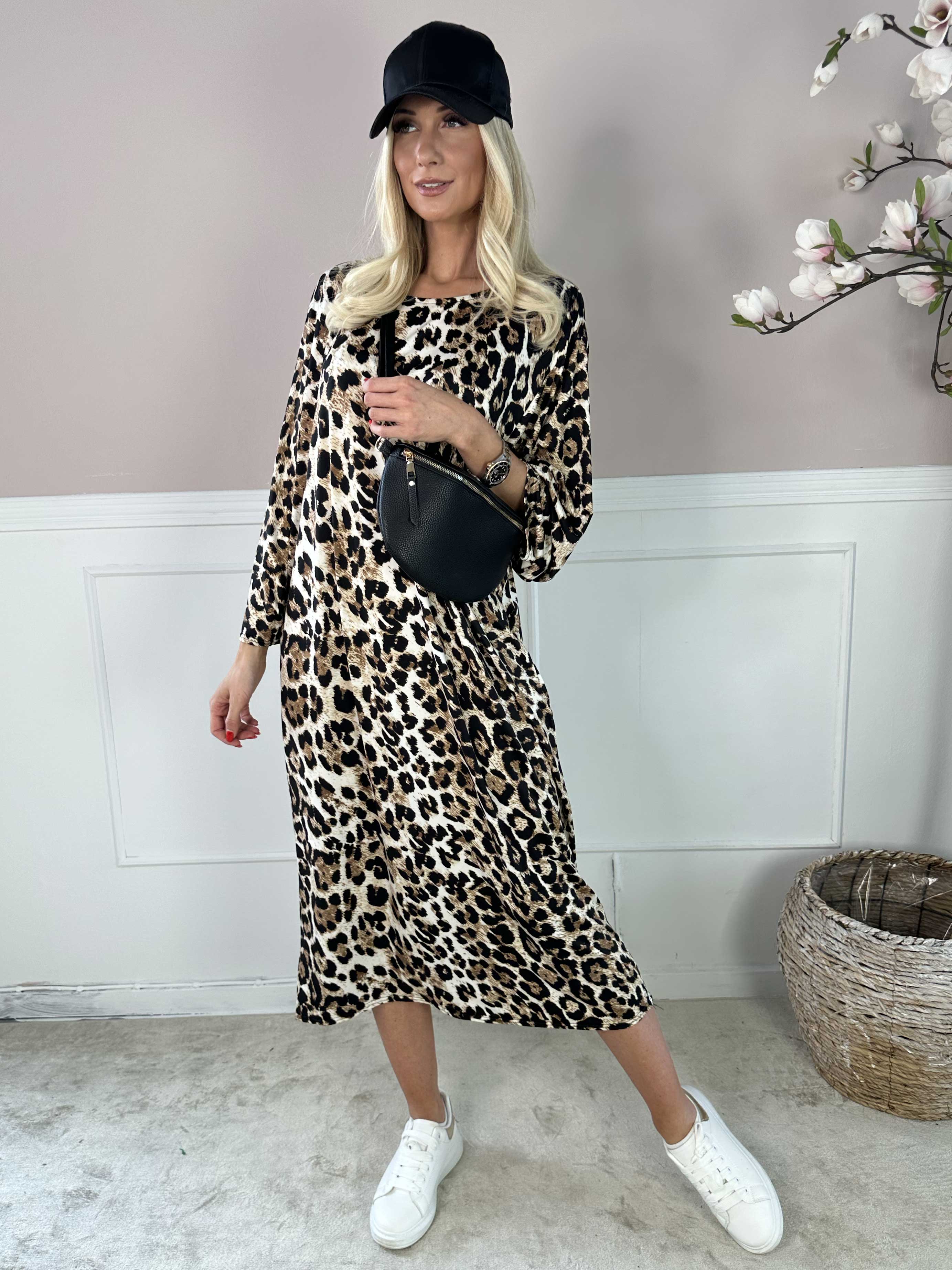 Katri - Lang kjole i krølfrit leopard stof